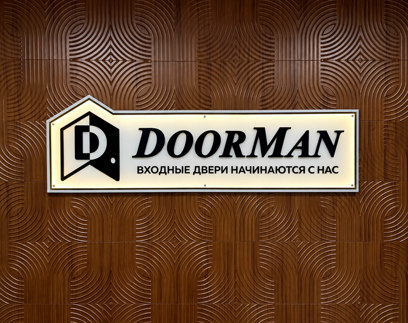 Вывеска Doorman на деревянной стене
